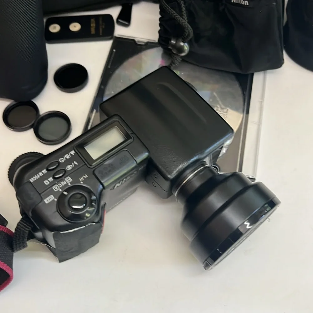 Nikon Coolpix 950 2MP Digital Camera - 3x Optical Zoom with 2 optical lenses